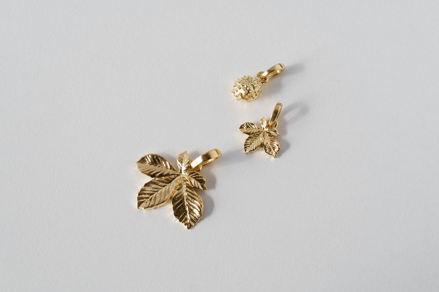 Сет кулонів «Горіх та листя каштану» (10 та 20 мм) світлі