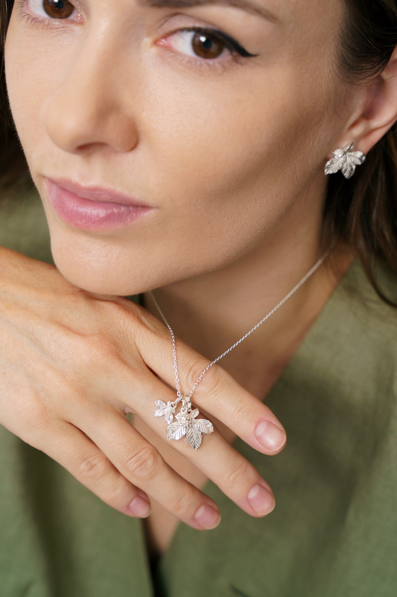 Сет кулонів «Горіх та листя каштану» (10 та 20 мм) світлі